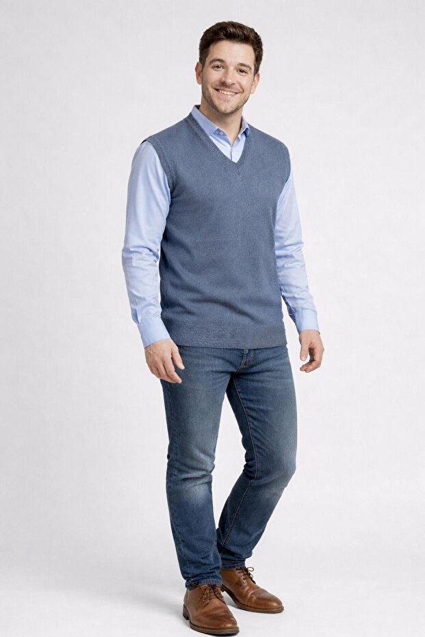 Men's V-Neck Detailled Thin Knitwear Offers a Comfortable and Stylish Design with Its Smooth Texture