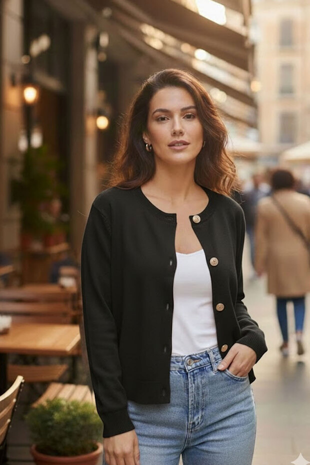 سترة تريكو سوداء ناعمة الملمس بأزرار