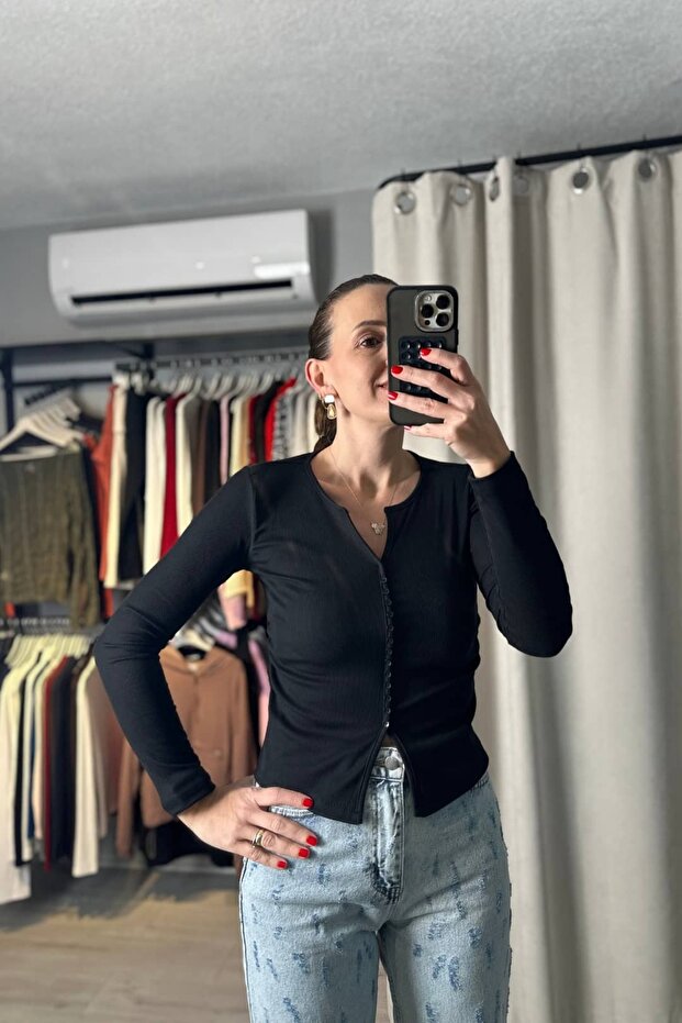 Buttoned Front V-Neck Blouse - 3