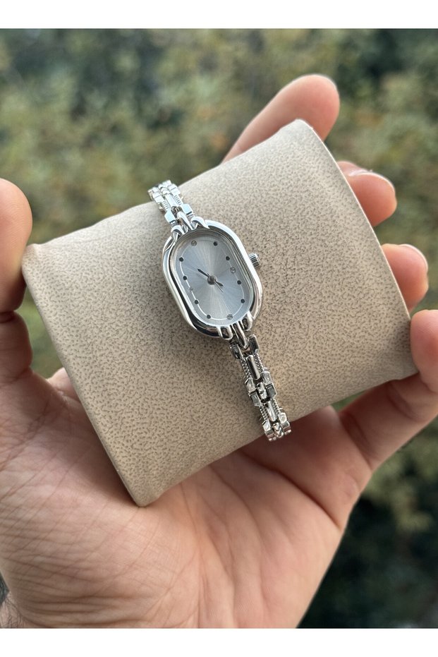 New Season Retro Oval Case Design Elegant Cord Women's Wristwatch