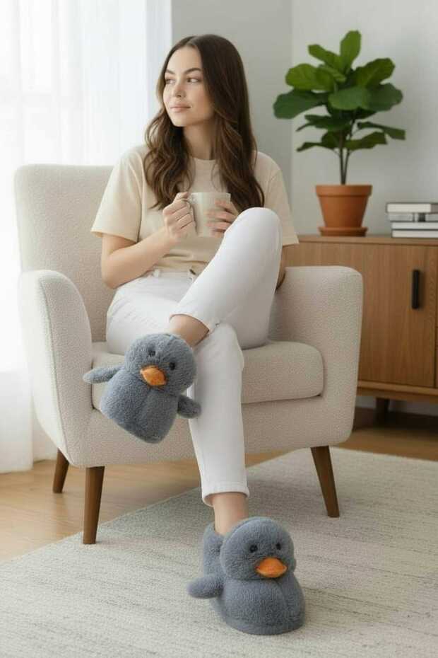 أحذية منزلية دافئة مع تصميم على شكل بطة ونعل غير قابل للانزلاق
