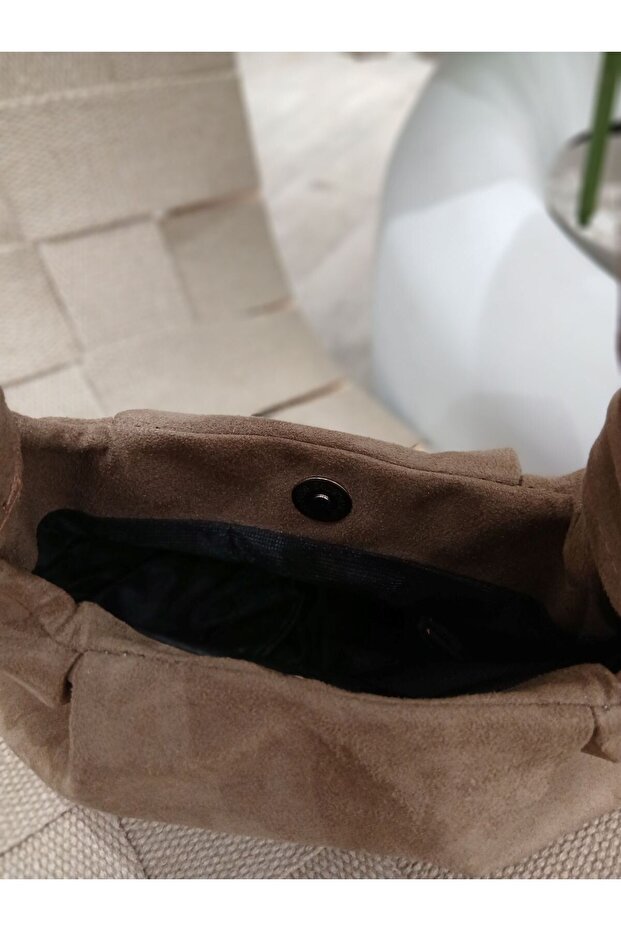 حقيبة يد صغيرة ذات ملمس ناعم من جلد الغزال - 3