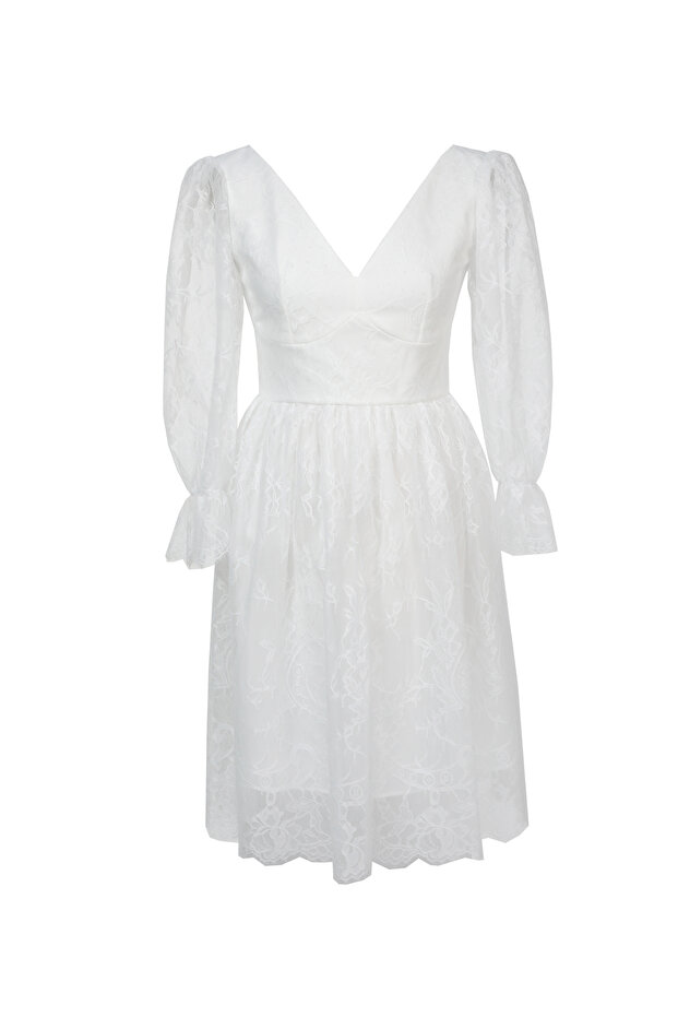 rochie albă din dantelă