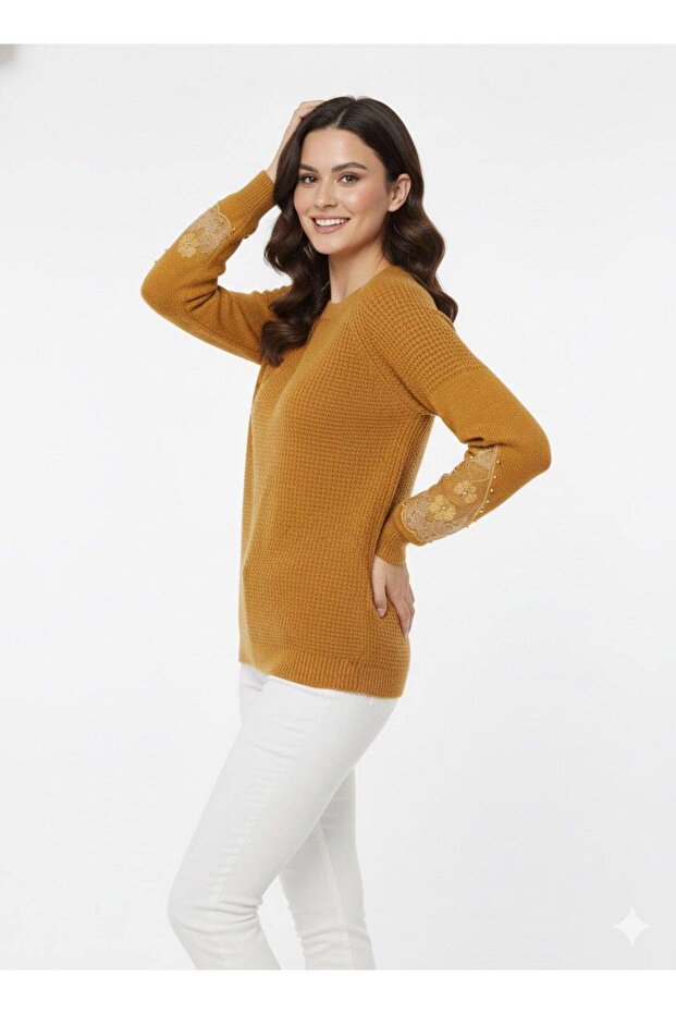 Пуловер с дантелени детайли - 3