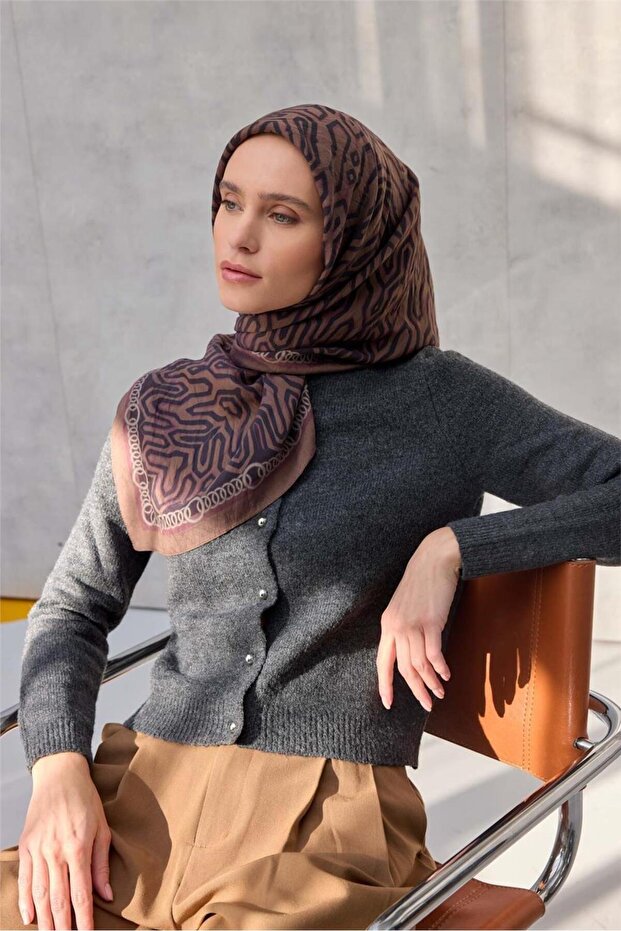 وشاح فيسكوز فيلورا بنمط سلسلة للفصول الأربعة بلون الكراميل 90×90