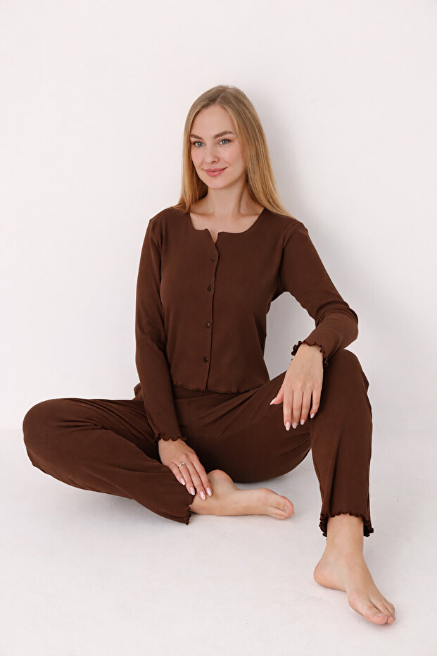 طقم بيجامة بأزرار أمامية باللون البني - 1