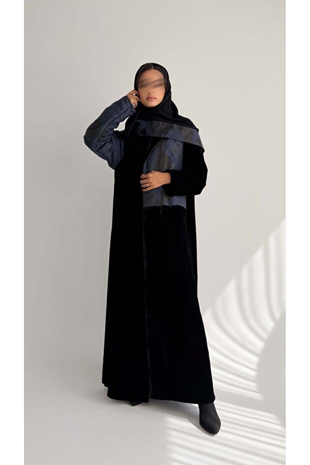 MWT848 - عباية مخمل مع تدخيلة جاكار