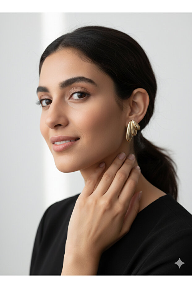Elegant Leaf Pattern Drop Gold Earrings - 1