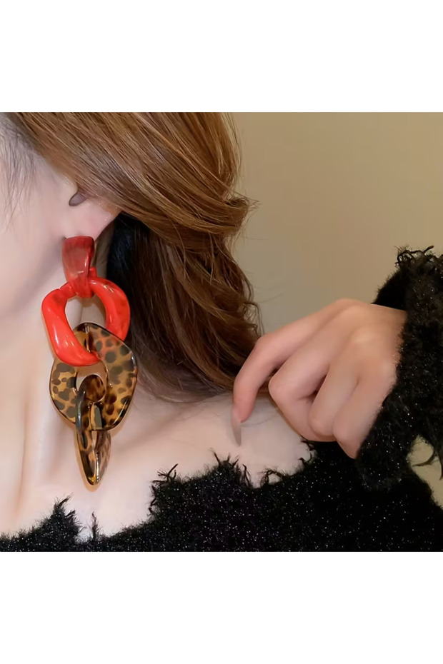 أقراط متدلية حمراء بنمط الفهد مرصعة بالراتنج - 2