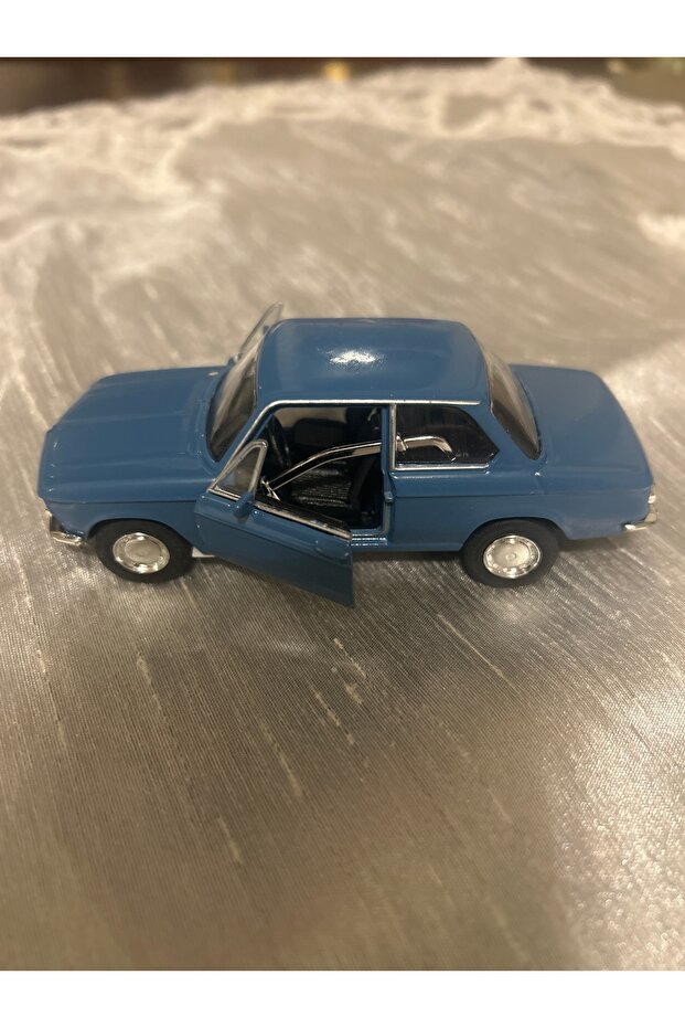 سيارة بي إم دبليو 2002 مصبوبة من المعدن بمقياس 1:32 - 2