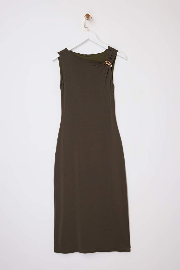 Haki Bodycon Asimetrik Yaka Kolsuz Aksesuar Detaylı Maxi Esnek Örme Elbise TWOSS26EL00026 - 5