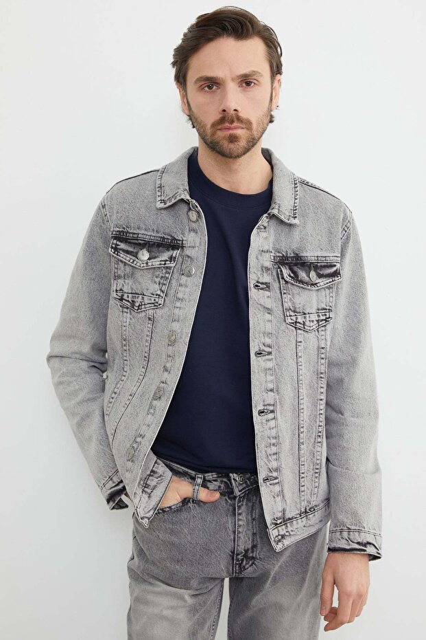 سترة من الدنيم بجيوب وأزرار - 4