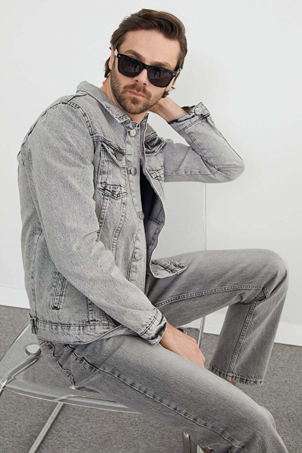 سترة من الدنيم بجيوب وأزرار - 2