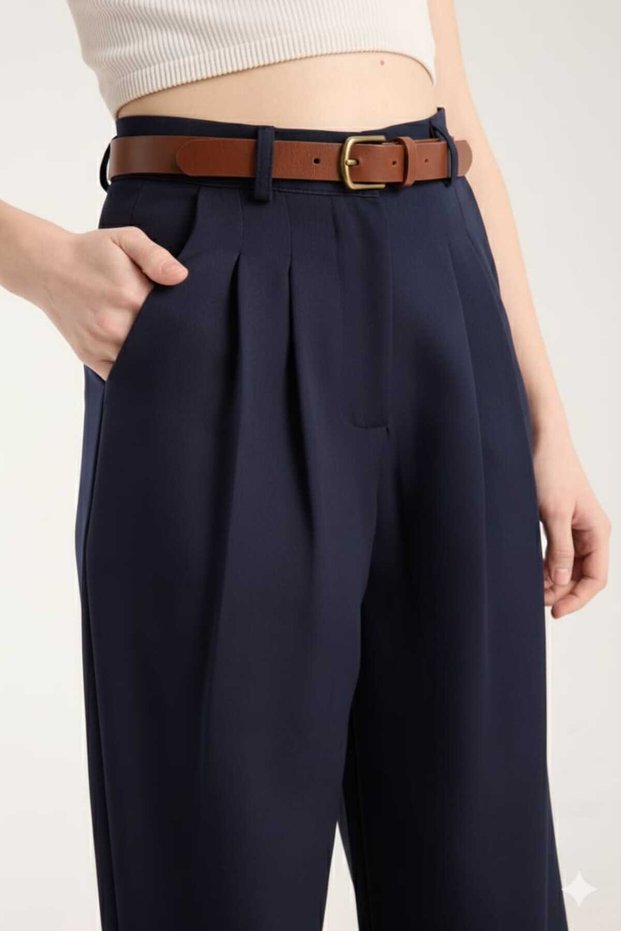 These high-waisted pants are designed for successful women.
