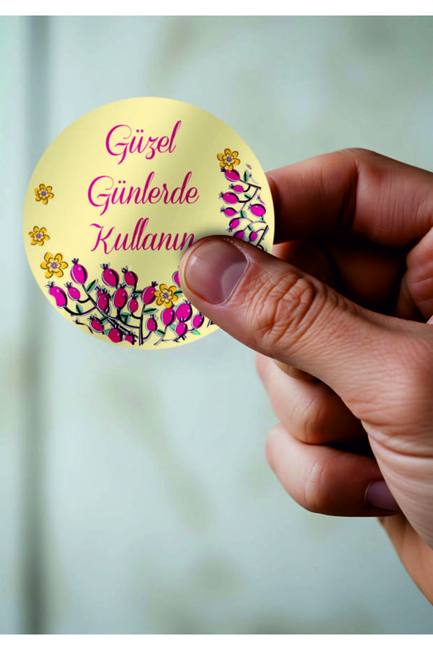 4 cm Round Sticker with the Text'Use on Beautiful Days' 70 Pieces Cream Background Floral Pattern Design