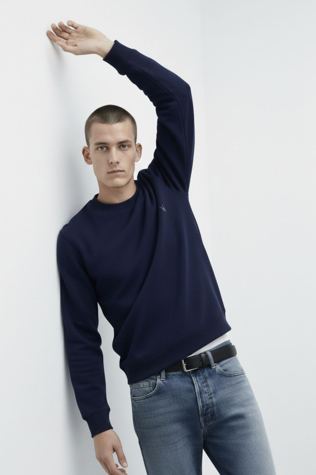 سويت شيرت رجالي ذو ياقة دائرية أساسي باللون الأزرق الداكن - 4