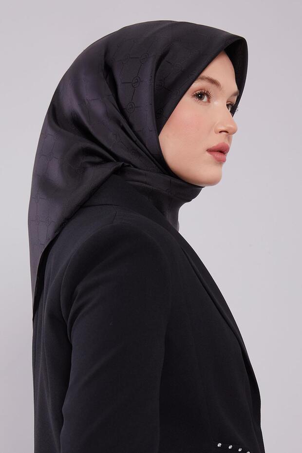 وشاح حريري بنمط L أسود اللون - 4