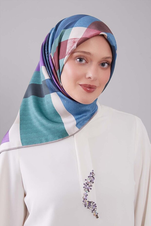 وشاح منقوش باللون الفيروزي بنمط التويل