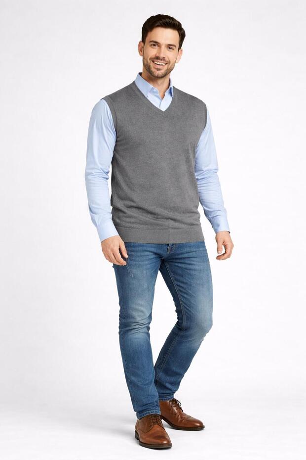 Men's V-Neck Detailled Thin Knitwear Offers a Comfortable and Stylish Design with Its Smooth Texture