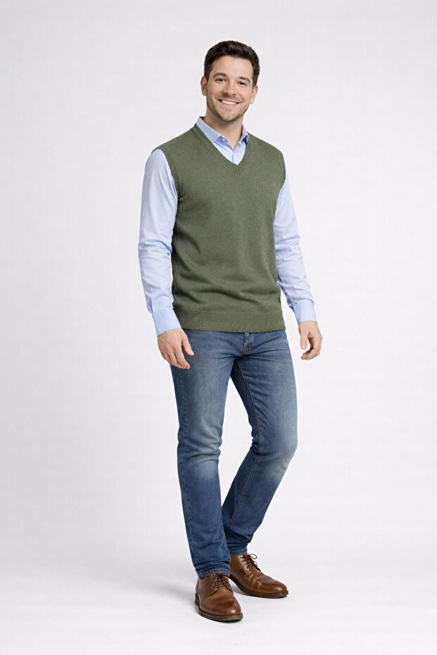 Men's V-Neck Detailled Thin Knitwear Offers a Comfortable and Stylish Design with Its Smooth Texture