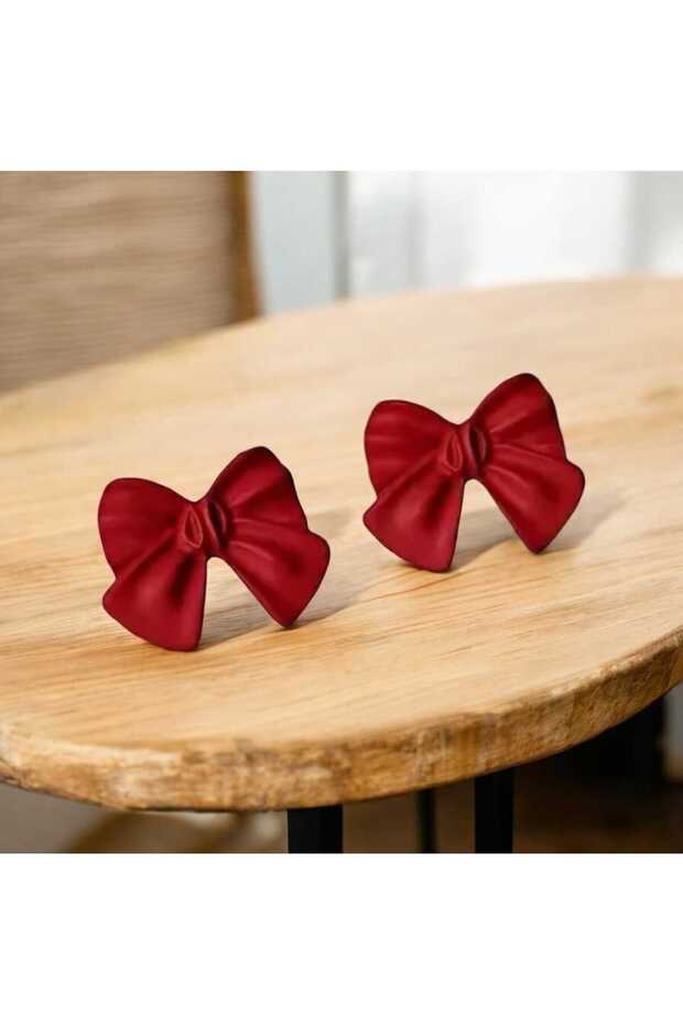 أقراط صغيرة بتصميم فيونكة حمراء – صغيرة، أنيقة وخفيفة الوزن