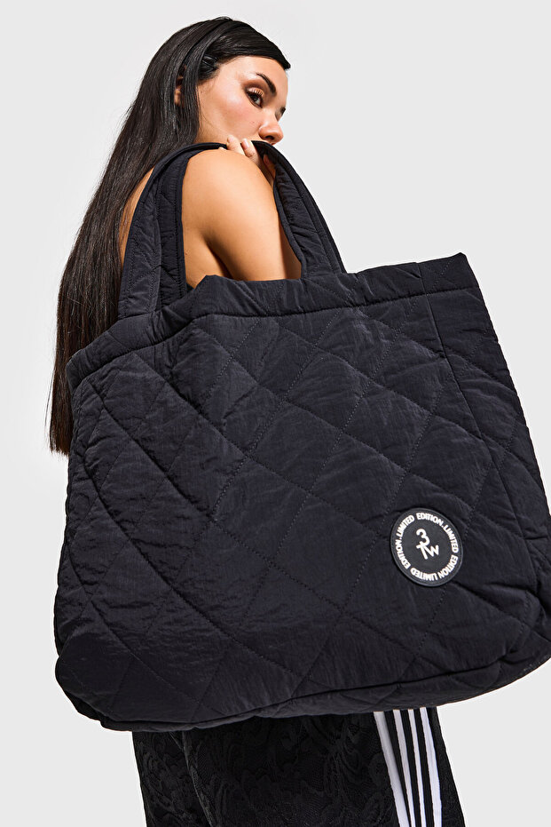 حقيبة بتصميم خاص ذات حزام منقوشة بنمط البقلاوة باللون الأسود - 1