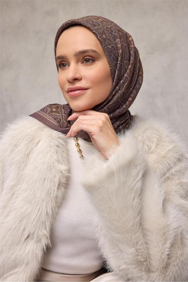 وشاح فيسكوز فيلورا بنمط البرقوق الرمادي مع نقش البرسيم 90×90
