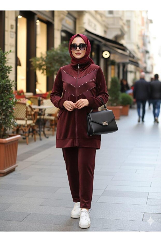 طقم مخمل مع إكسسوارات معدنية