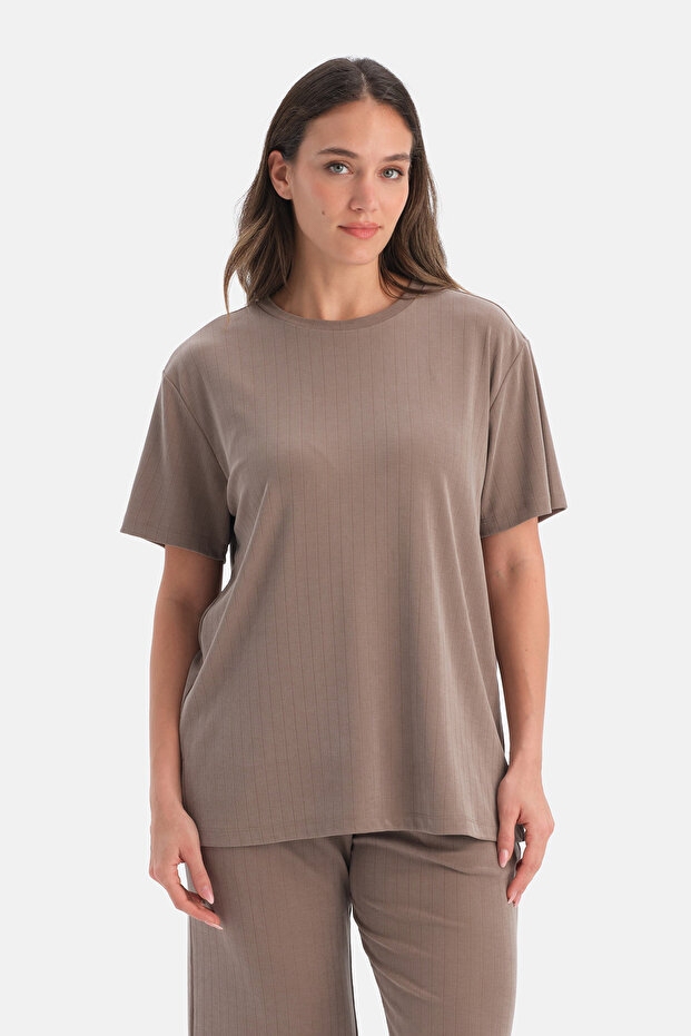 GENİŞ YAKA TİŞÖRT - 1