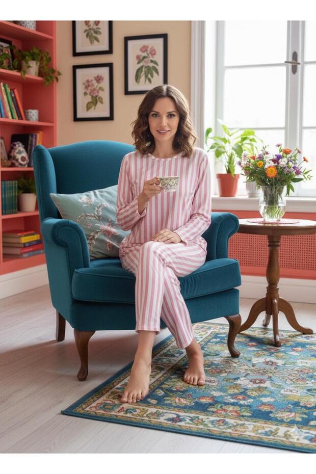 طقم بيجامة من قماش السويد المزخرف بنقوش مخططة - 2