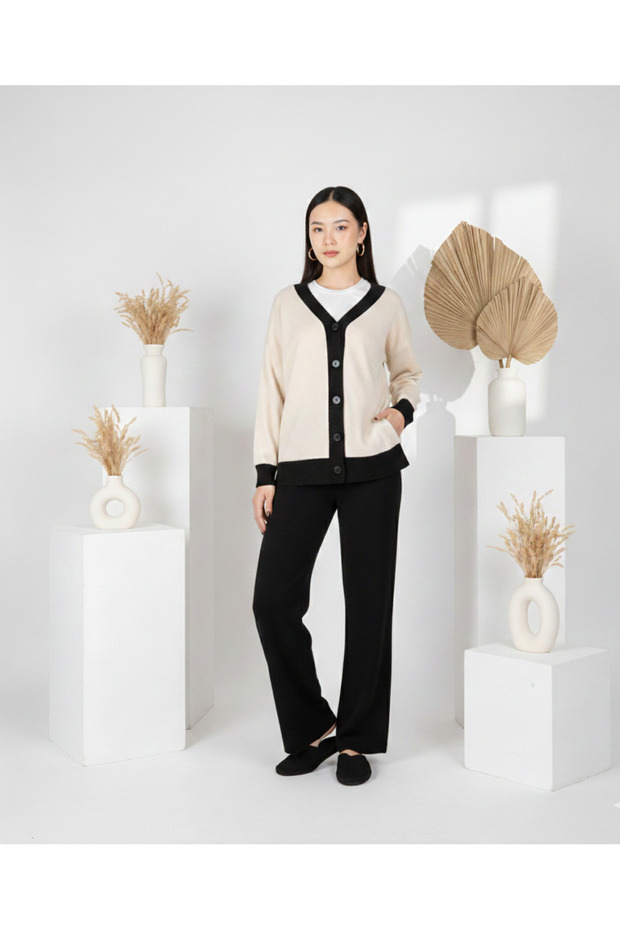 Two-piece set: long-sleeved jacket with front button closure and long cotton trousers