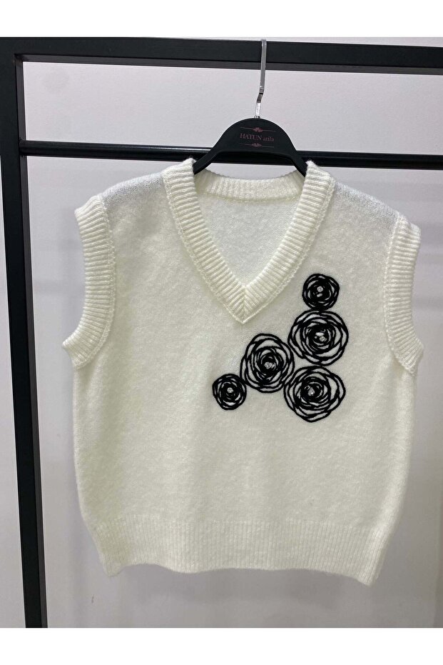 Black Embroidery Detailed V-Neck Knitwear Sweater