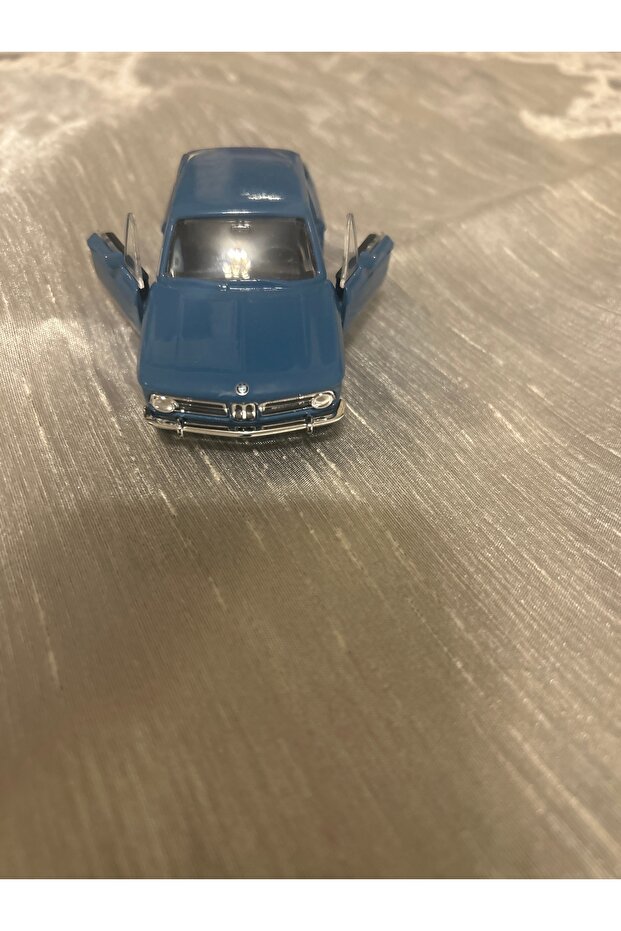 سيارة بي إم دبليو 2002 مصبوبة من المعدن بمقياس 1:32 - 4