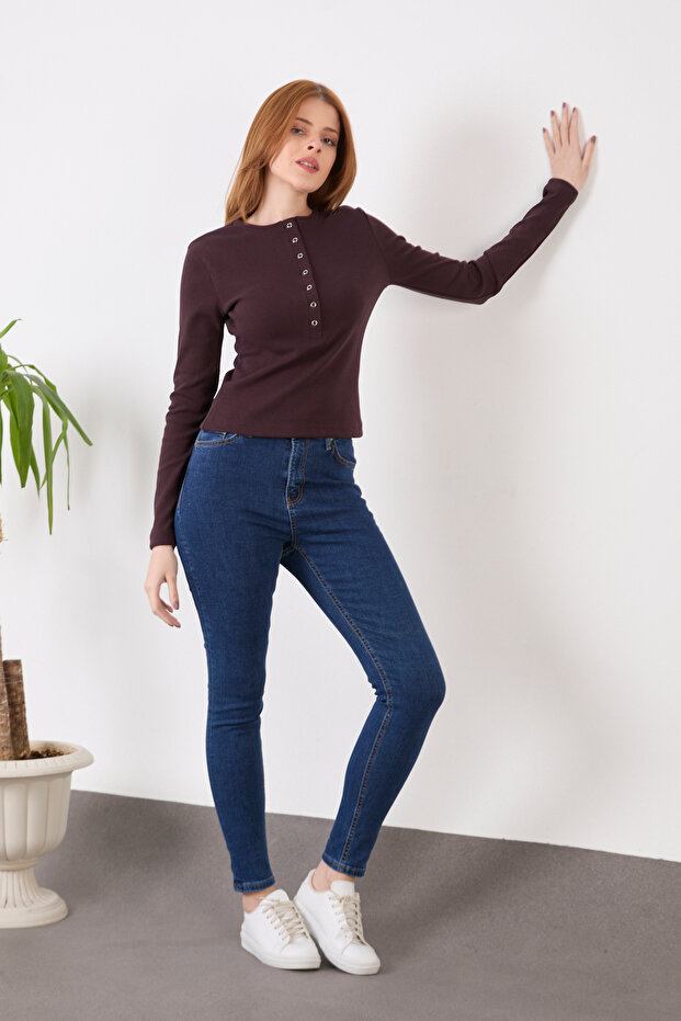 بدلة بياقة مزينة بالدبابيس - 4