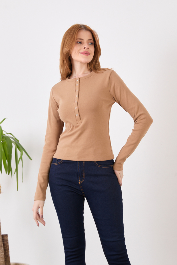 بدلة بياقة مزينة بالدبابيس - 4