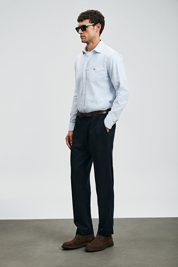 112010671 قميص رجالي أساسي من كوزي بقصة عادية باللون الأزرق - 2