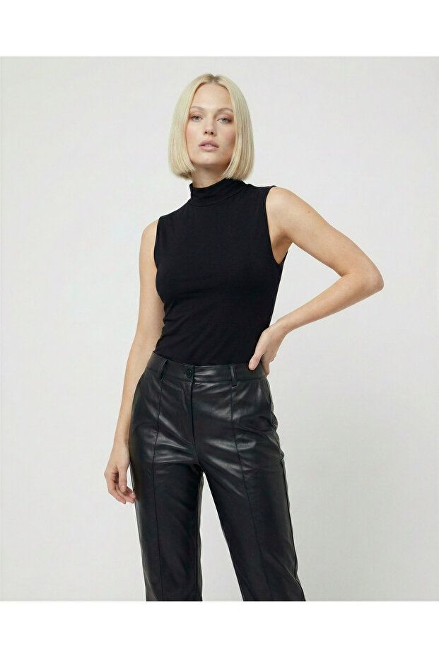 Women's Black Single Sleeveless Body Half Neck