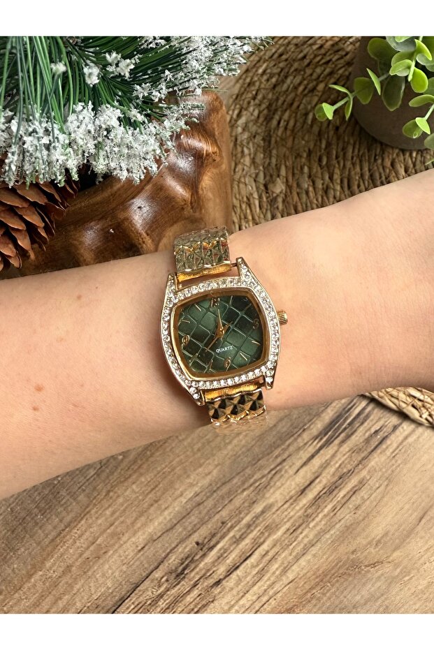 Design Stone Gold Inside Green Women's Wristwatch