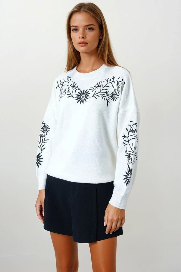 Ecru Floral Embroidered Crew Neck Knitwear Sweater Vs00862