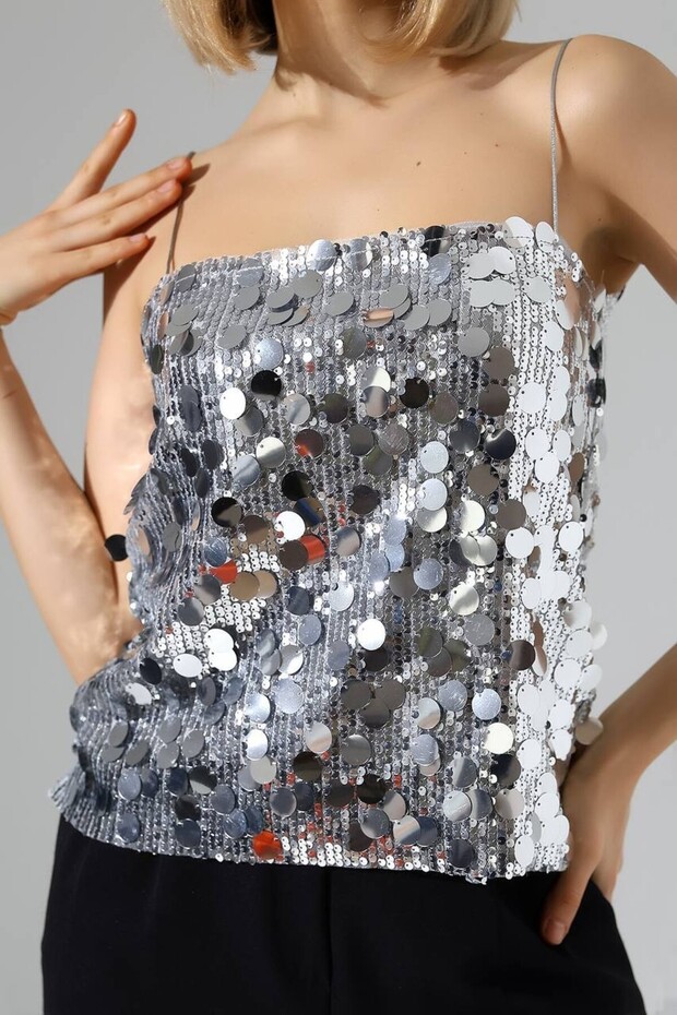 Gümüş Pullu İnce Askılı Bluz - 3