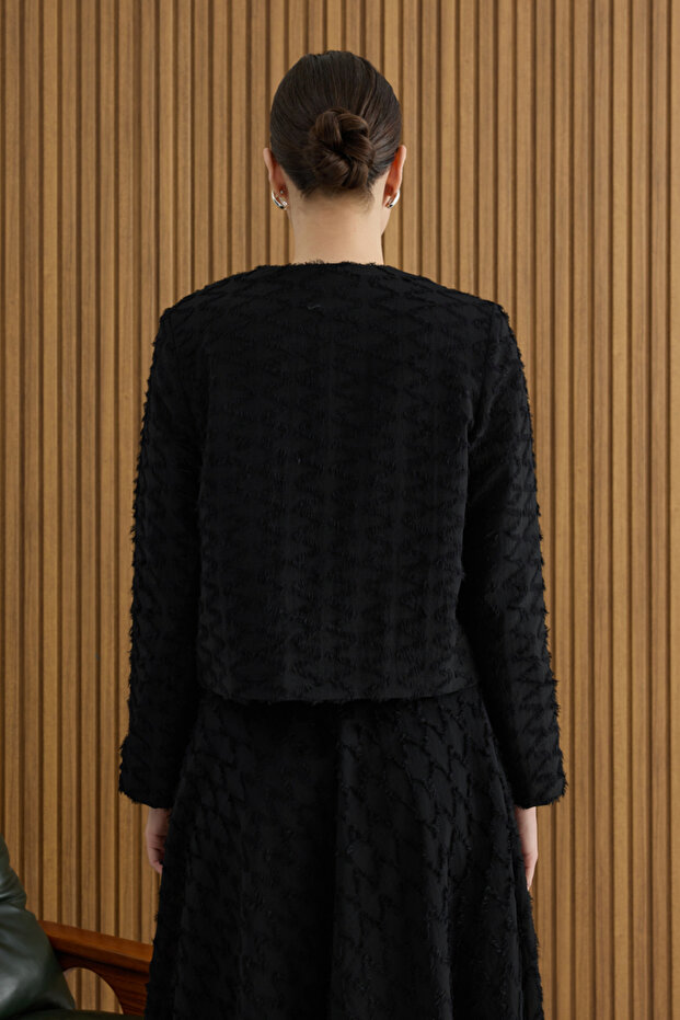 سترة قصيرة من الفيسكون ذات سطح أسود اللون - 6