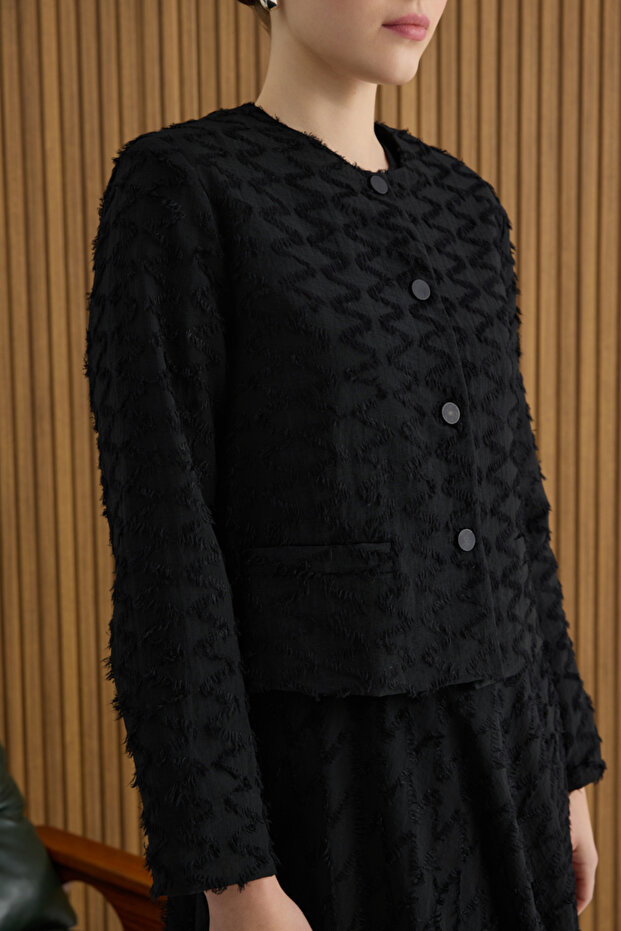 سترة قصيرة من الفيسكون ذات سطح أسود اللون - 5