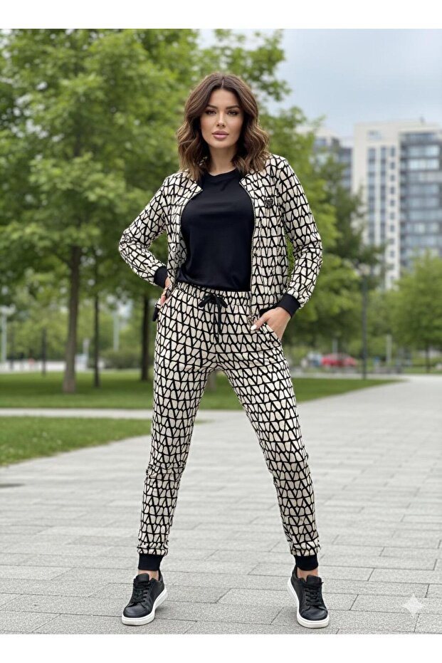 Modern Classic 2-piece set with a geometric pattern