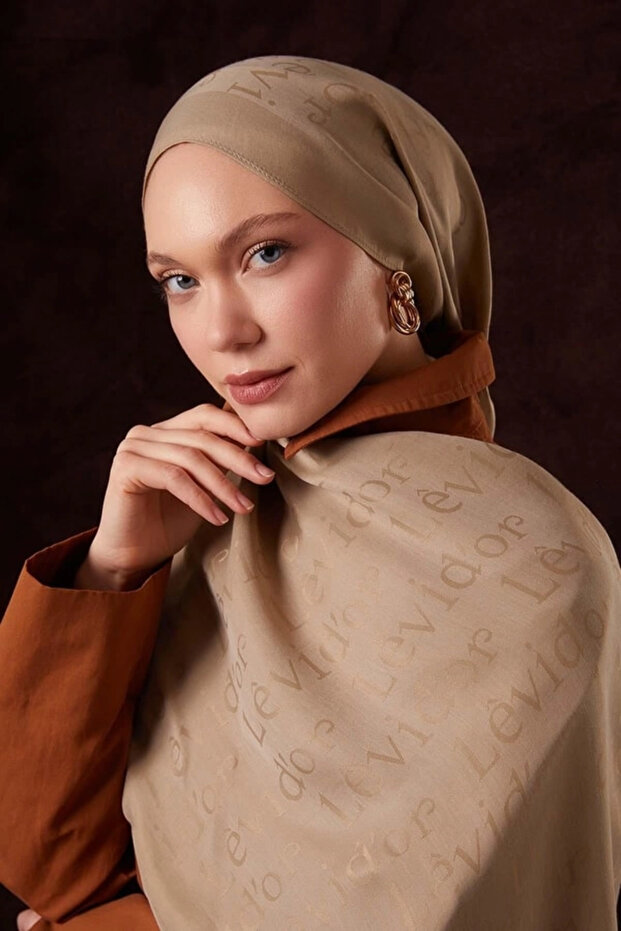 شال جاكار نايا مطبوع عليه حروف - ذهبي