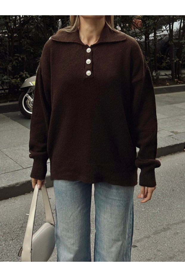 Knitted sweater with button and collar detail