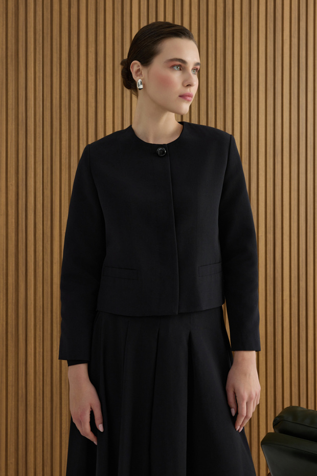 سترة قصيرة من القطن باللون الأسود - 4