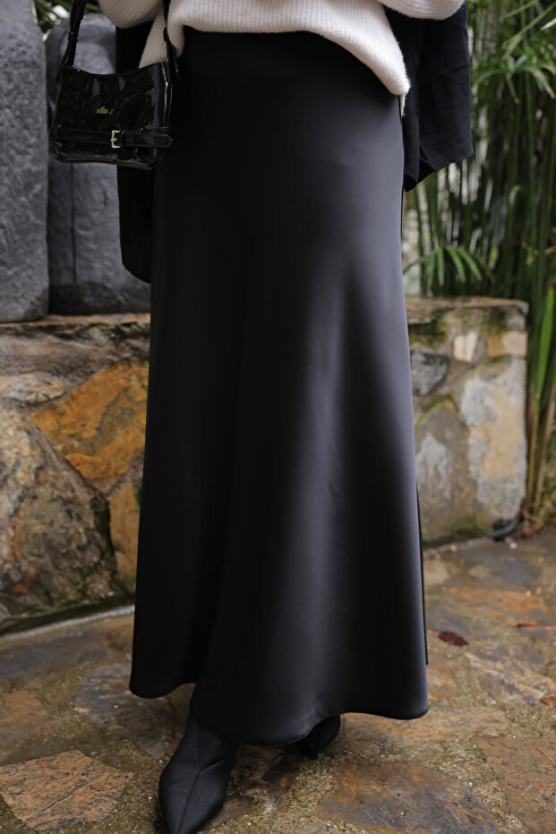 Fusta lungă neagră din satin - 3