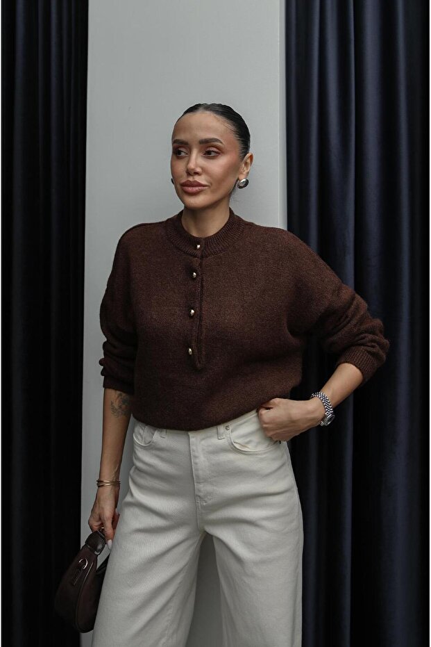 سترة بنية اللون بأزرار في الأعلى - 3