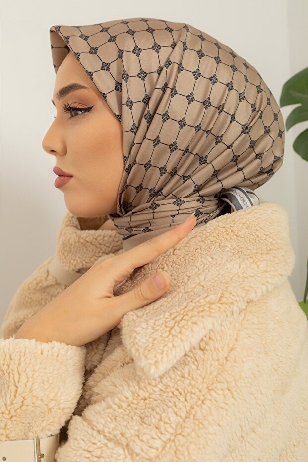 وشاح حريري بنمط مونوغرام