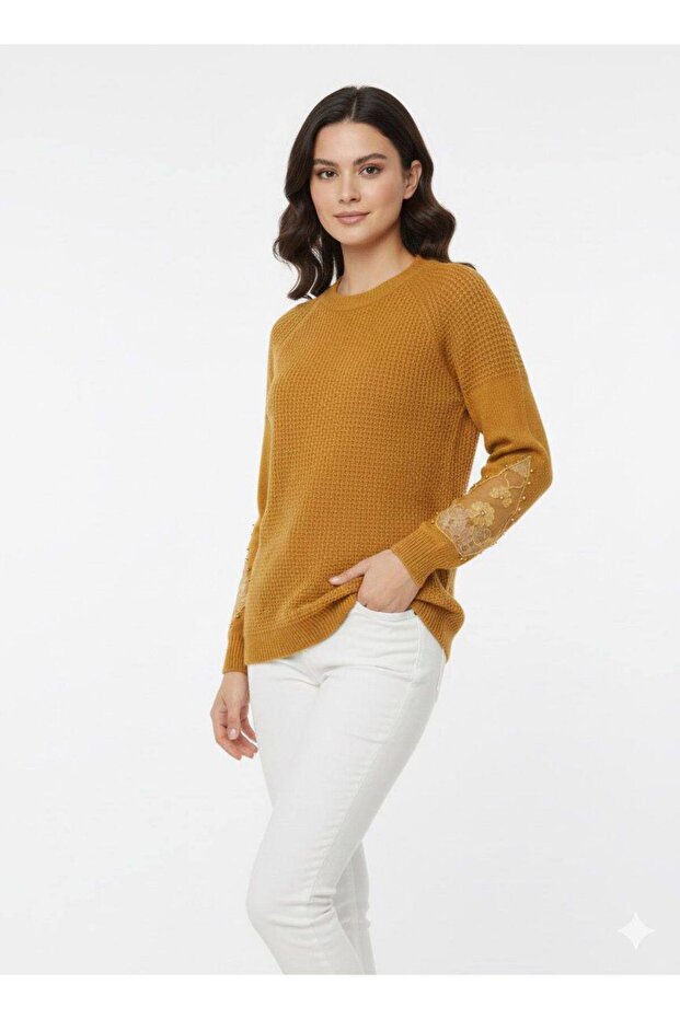 Пуловер с дантелени детайли - 1